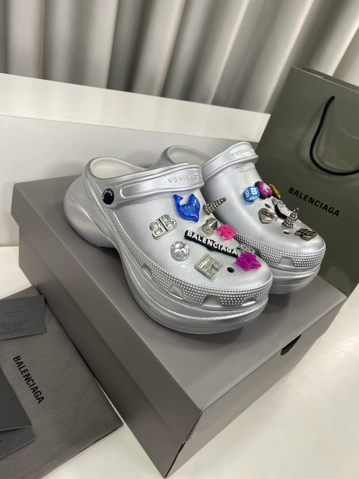 💕💕Factory direct selling price p560💕💕 Men’s and women’s Balenciaga x Crocs co-branded Crocs‼ ️ Balenciaga x Crocs' latest spring and summer couple's Crocs, a new dark horse item for spring 25, fashion bloggers at home and abroad have put on foot shows, popular on social platforms at home and abroad, fashionistas must buy, various Balenciaga element hardware buckle DIY highly brand-recognizable, heavy investment in mold making, ingenious craftsmanship, accurate restoration of every detail, original molded EVA rubber and plastic one-piece outsole, super light on the foot, 6cm outsole height, a proper heightening artifact Original complete package Size: 35-45